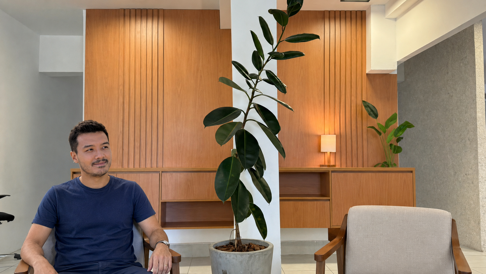 Douglas Hayashi em um ambiente de trabalho